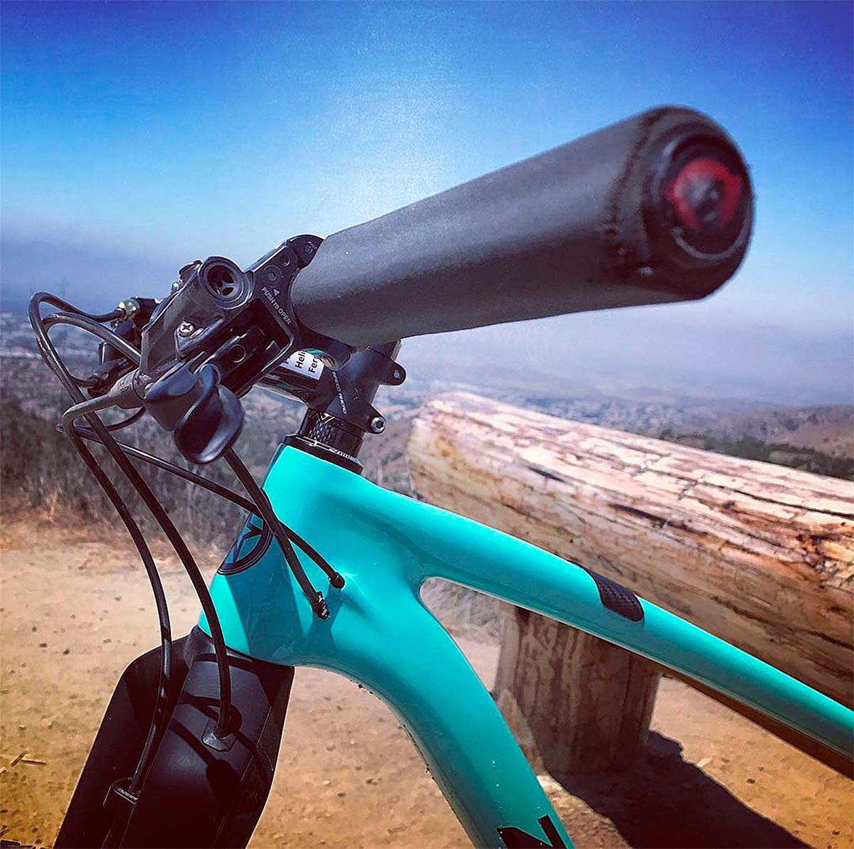 Wolf Tooth Components compra RedMonkey, empresa especialista en puños de silicona