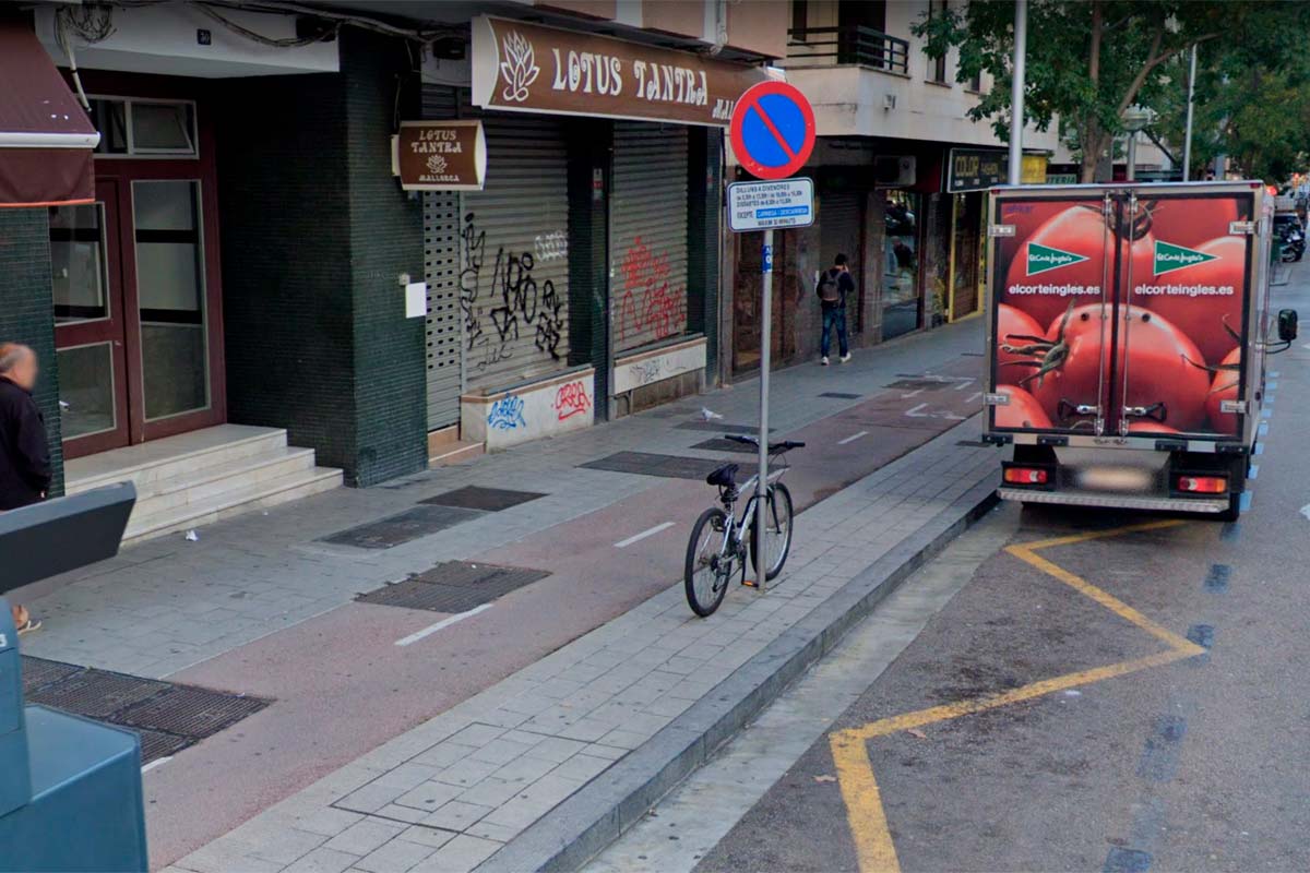 En TodoMountainBike: Herido un ciclista en Palma tras atascar su rueda en una rejilla de ventilación situada en un carril bici