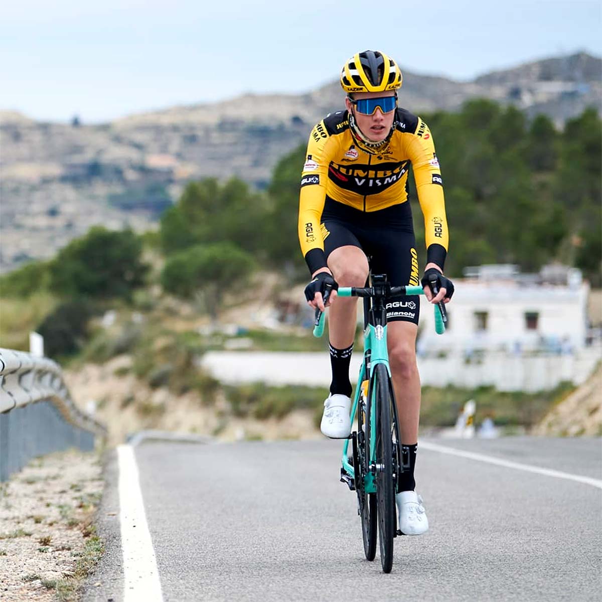 En TodoMountainBike: El ciclista Gijs Leemreize se amputa un dedo tras sufrir una caída en la primera etapa de la Vuelta a Burgos