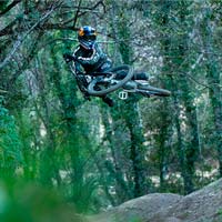 Andreu Lacondeguy muestra sus senderos locales en Cataluña en su primer vídeo para Commencal