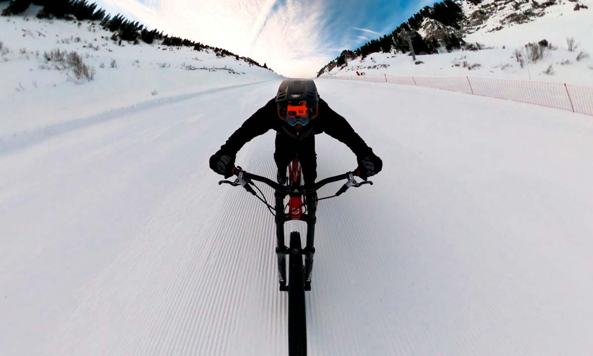 En TodoMountainBike: ¿A qué velocidad se puede circular sobre la nieve con una bicicleta? Antoni Villoni alcanza los 130 km/h