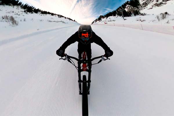 ¿A qué velocidad se puede circular sobre la nieve con una bicicleta? Antoni Villoni alcanza los 130 km/h