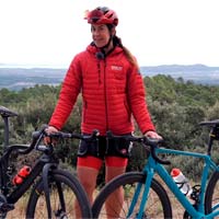 ¿Bicicleta de gravel o de carretera? Mayalen Noriega las pone a prueba en el asfalto