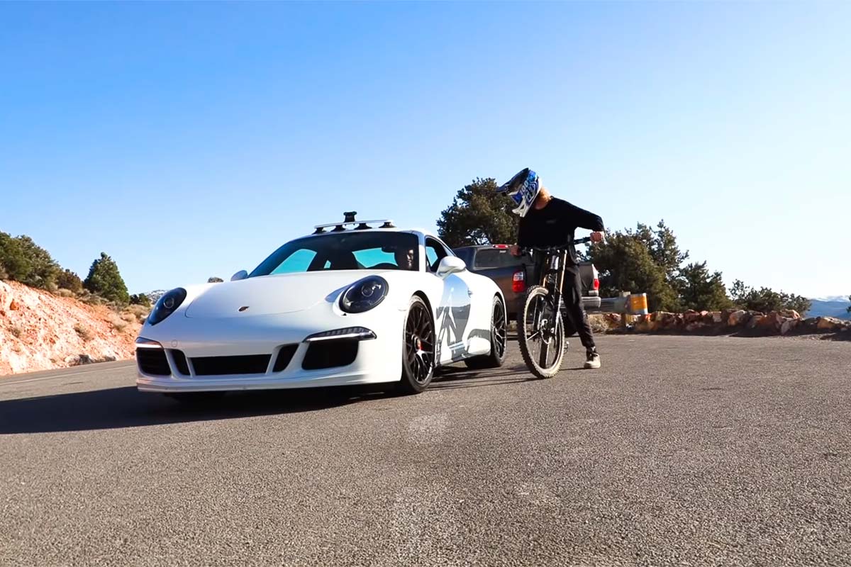Una bicicleta de descenso contra un Porsche 911 GTS, ¿quién gana?