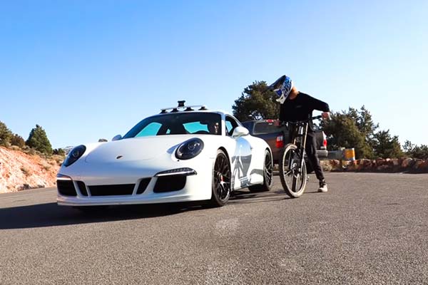 Una bicicleta de descenso contra un Porsche 911 GTS, ¿quién gana?