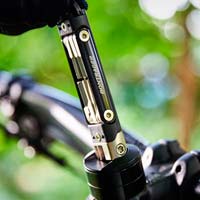 Bontrager BITS, una multiherramienta integrada para instalar en el tubo de dirección de la bici