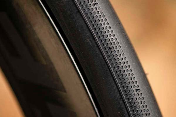 Bontrager R3 Hard-Case Lite TLR, un neumático de carretera con protección antipinchazos y compatibilidad con Tubeless