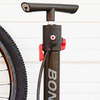 La Bontrager TLR Flash Charger se actualiza con un manómetro digital y una palanca rediseñada