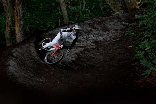 Brandon Semenuk viaja hasta Japón para aplastar las pistas del Valle de Hakuba