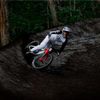 Brandon Semenuk viaja hasta Japón para aplastar las pistas del Valle de Hakuba