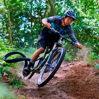 El piloto profesional de Freeride Brendan Fairclough pone al límite la Scott Spark, una bici de XC