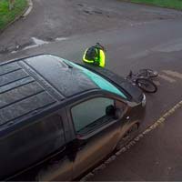 Tremenda caída de un ciclista que rodaba sobre una carretera con hielo