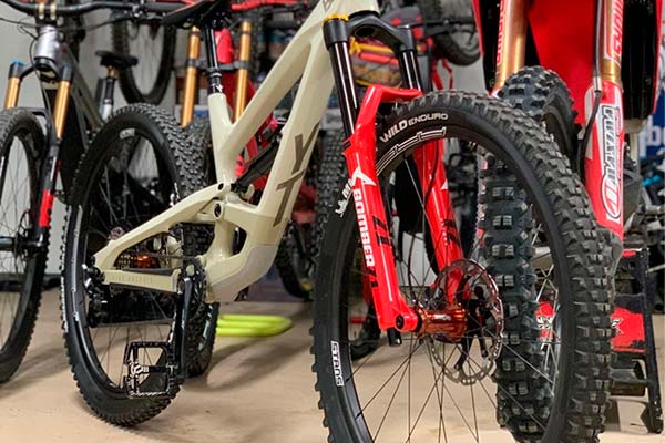 La YT Capra 29 en acción con Cam Zink