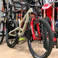 La YT Capra 29 en acción con Cam Zink