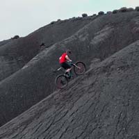 Chris Akrigg lleva al límite la GT Force AMP rodando por sitios imposibles, incluso para él