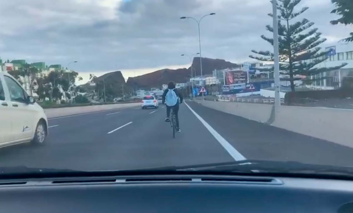 En TodoMountainBike: Sin casco y por la autopista, la temeridad de una imprudente ciclista de Tenerife