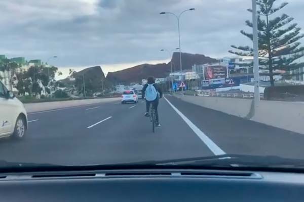 Sin casco y por la autopista, la temeridad de una imprudente ciclista de Tenerife