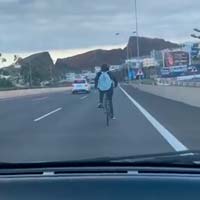 Sin casco y por la autopista, la temeridad de una imprudente ciclista de Tenerife