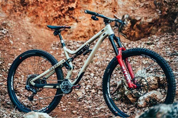 Así es la Meta AM 29 que el Commencal Enduro Team iba a estrenar en las EWS 2020
