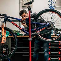 Cómo ajustar las suspensiones de la bicicleta, explicado por el mecánico de Carlos Coloma