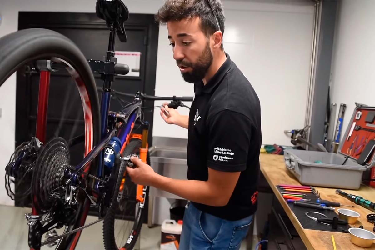 En TodoMountainBike: ¿Cómo sustituir el cable, funda y ajustar el cambio trasero de la bici? El mecánico de Carlos Coloma lo explica