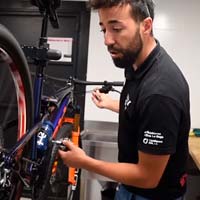¿Cómo sustituir el cable, funda y ajustar el cambio trasero de la bici? El mecánico de Carlos Coloma lo explica