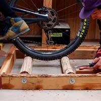 Cómo construir un rodillo de rulos casero con madera