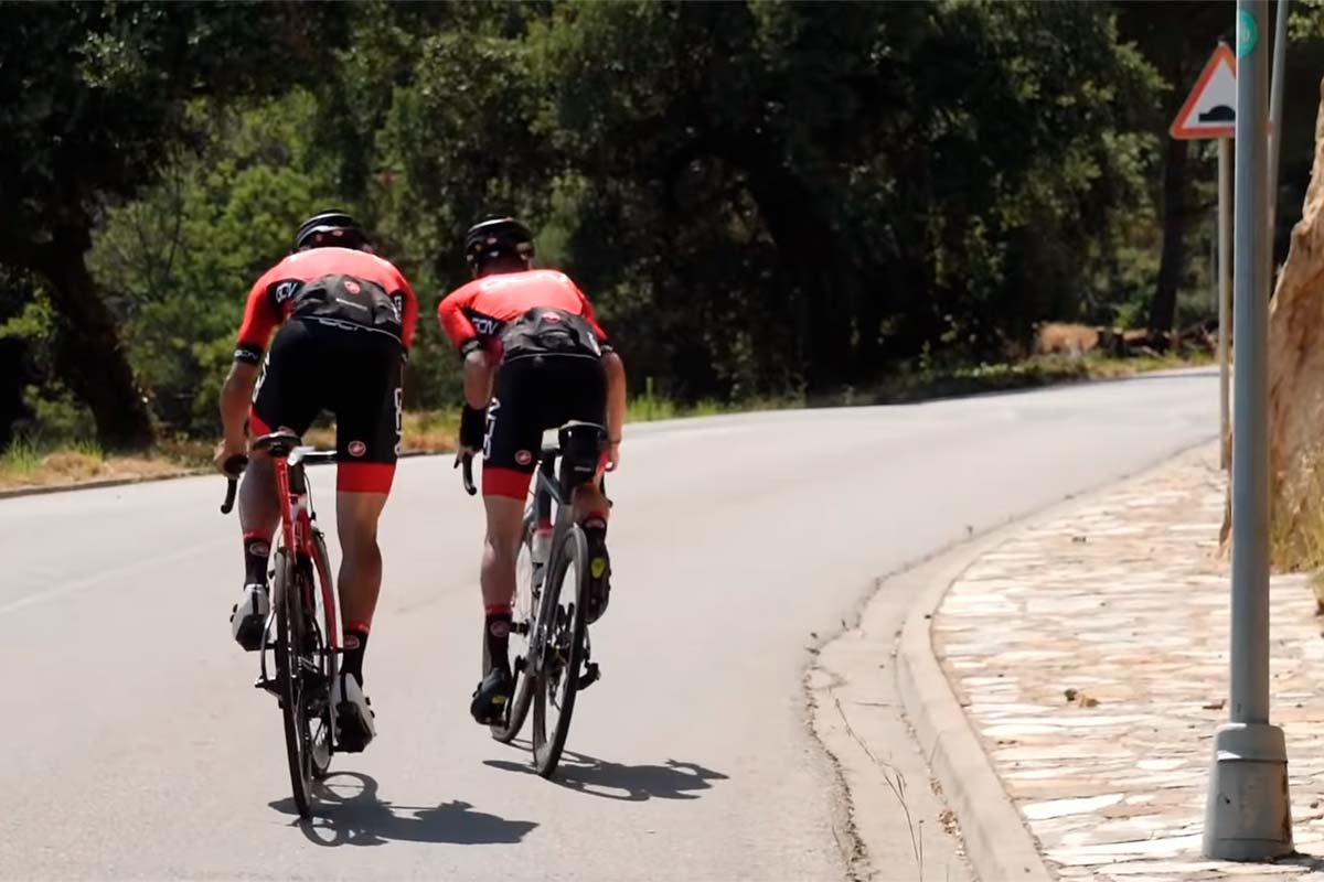 ¿Cómo subir cuestas empinadas con la bici? Óscar y Sebas de GCN en Español lo explican en este vídeo