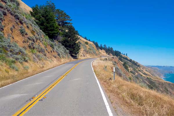 Cinco horas de vídeo subjetivo en 4K para entrenar sobre el rodillo recorriendo la costa californiana