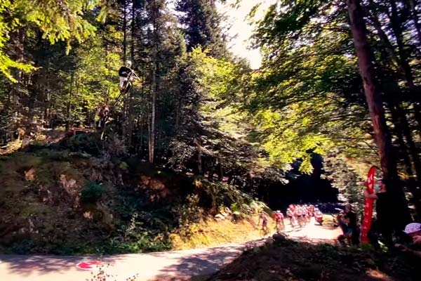 El tradicional salto por encima del pelotón del Tour de Francia también se ha repetido en 2020