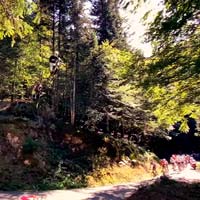 El tradicional salto por encima del pelotón del Tour de Francia también se ha repetido en 2020