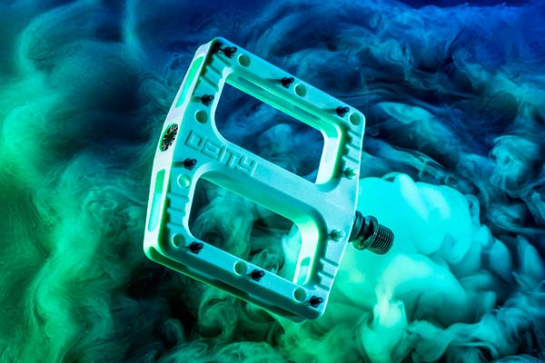 Deity Deftrap, unos pedales de plataforma económicos que no sacrifican un buen rendimiento