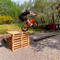 El confinamiento de Duncan Shaw: reto de 'Manuals' sobre varias bicis en un circuito casero