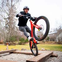 Cinco técnicas para realizar saltos grandes con la bici, explicadas por Duncan Shaw