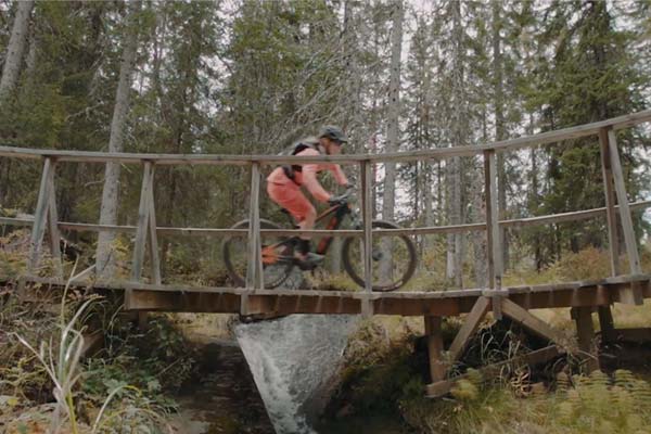 Emma Johansson muestra su sendero favorito para e-MTB en los bosques de Trysil