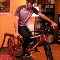 ¿Cómo entrenar el equilibrio sobre la bicicleta? Decathlon lo explica en este vídeo