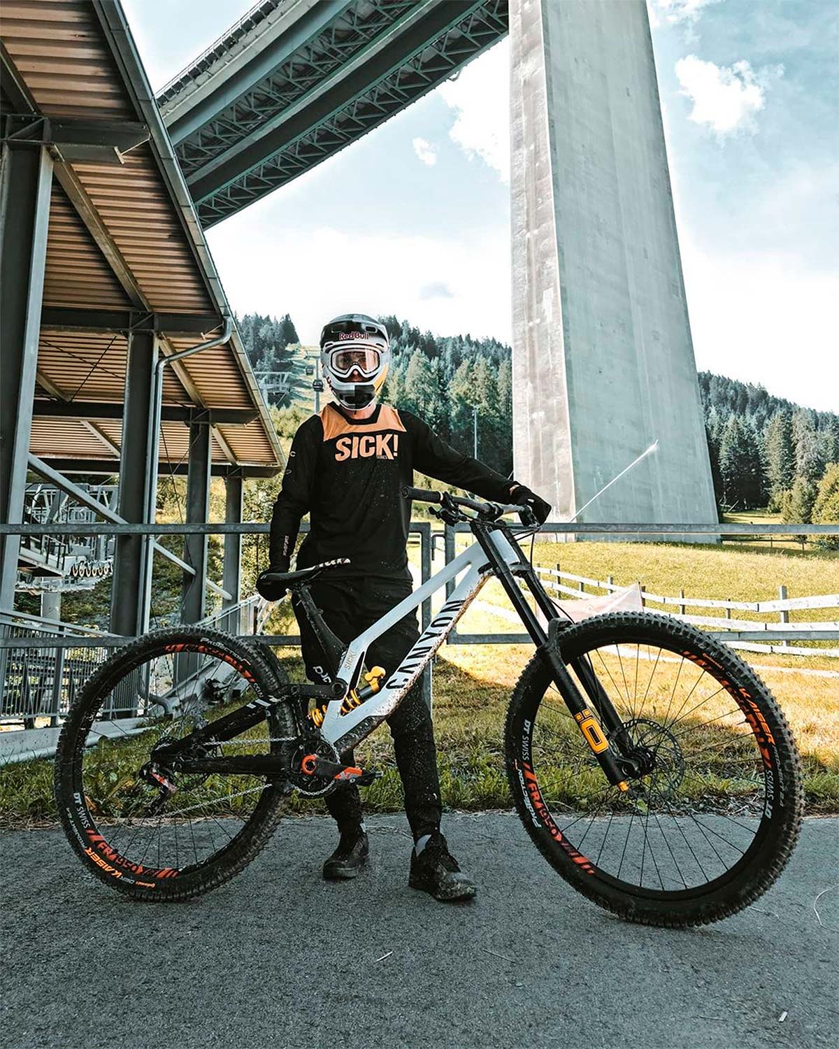 Fabio Wibmer prueba la Canyon Sender de 2021 en la pista de Innsbruck