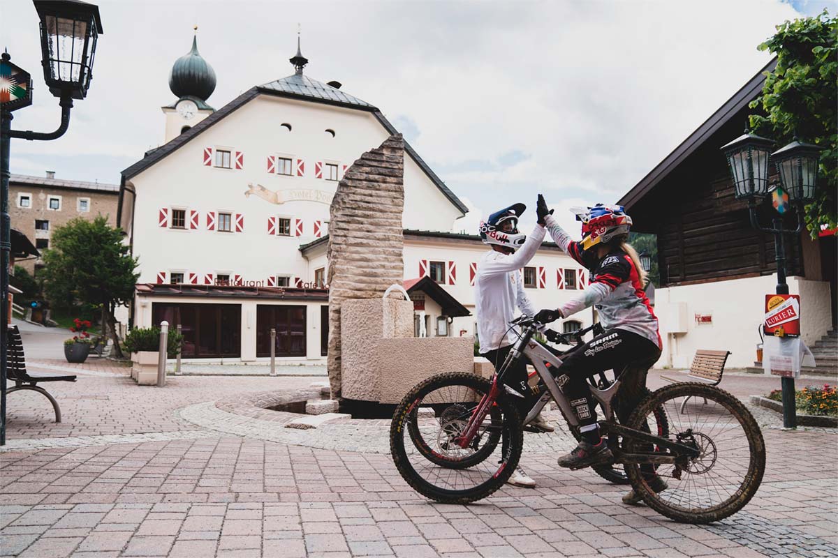Fabio Wibmer y Vali Höll celebran la reapertura del Saalbach-Hinterglemm Bike Park