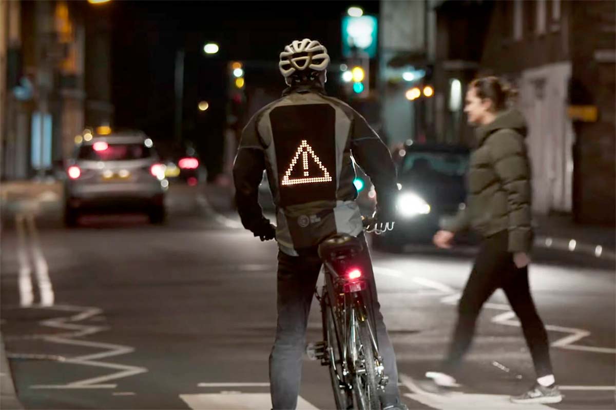 En TodoMountainBike: Ford quiere mejorar la comunicación entre ciclistas y conductores con una chaqueta que muestra indicaciones y emojis