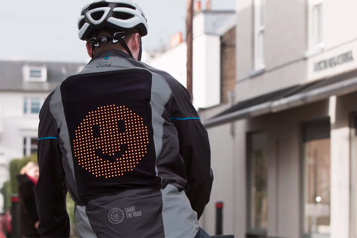 En TodoMountainBike: Ford quiere mejorar la comunicación entre ciclistas y conductores con una chaqueta que muestra indicaciones y emojis