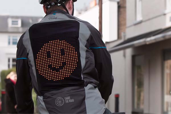 Ford quiere mejorar la comunicación entre ciclistas y conductores con una chaqueta que muestra indicaciones y emojis