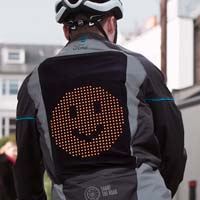 Ford quiere mejorar la comunicación entre ciclistas y conductores con una chaqueta que muestra indicaciones y emojis