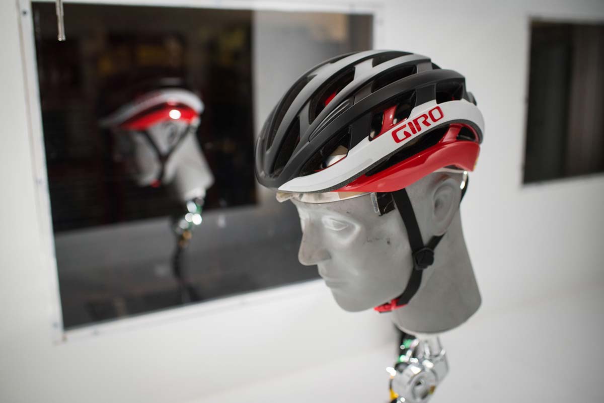 En TodoMountainBike: Giro presenta el Helios Spherical, un casco optimizado para ciclistas aventureros de carretera y gravel