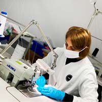 Gobik y Santini dejan la ropa ciclista para ponerse a fabricar batas y mascarillas