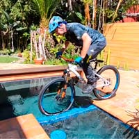 Hans Rey se hace un circuito de obstáculos en casa y lo supera con nueve bicicletas distintas