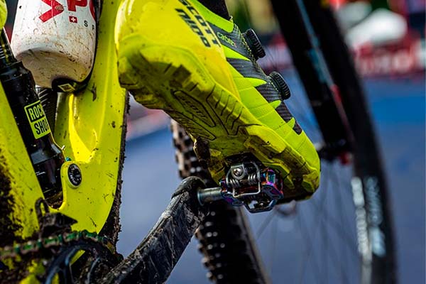 Los HT M1, los pedales de Nino Schurter, estrenan una versión con acabado Oil Slick