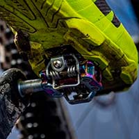 Los HT M1, los pedales de Nino Schurter, estrenan una versión con acabado Oil Slick
