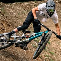 La Commencal META AM 29 de 2021 en acción con Hugo Frixtalon en el Vallnord Bike Park