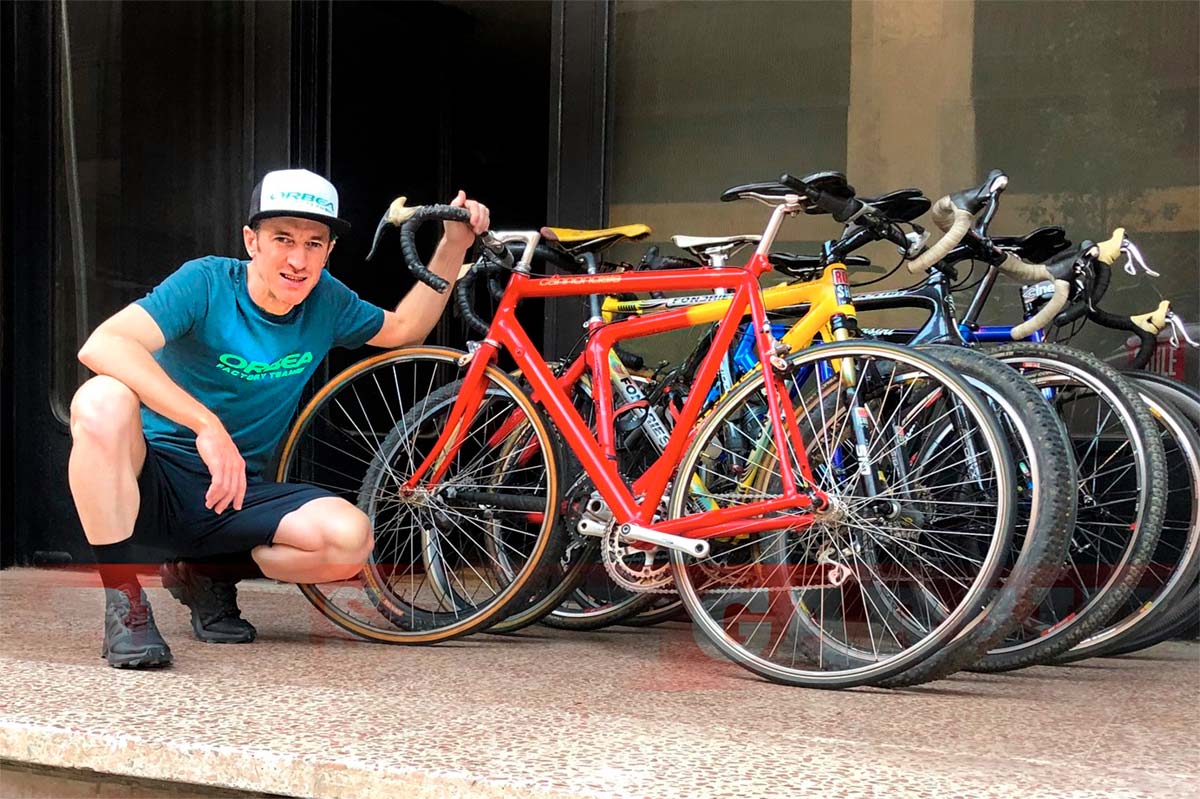 Ibon Zugasti muestra la extensa colección de bicicletas clásicas que tiene en su garaje