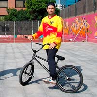 Trucos de iniciación al BMX Freestyle Flatland a cargo de 'Varo' Hernández y Alberto Moya